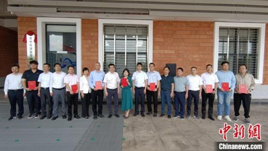 4日，“漳州市涉台劳动争议调解中心”揭牌仪式在福建漳州台商投资区举行，图为揭牌仪式结束后合影。漳州台商投资区融媒体中心 供图