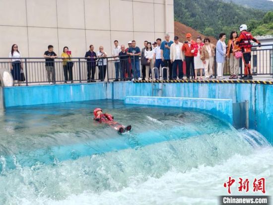 图为沙县现代化实战消防综合训练基地水上救援项目演练受到台湾消防业内人士的关注。 雷朝良 摄 图为沙县现代化实战消防综合训练基地水上救援项目演练受到台湾消防业内人士的关注。 雷朝良 摄