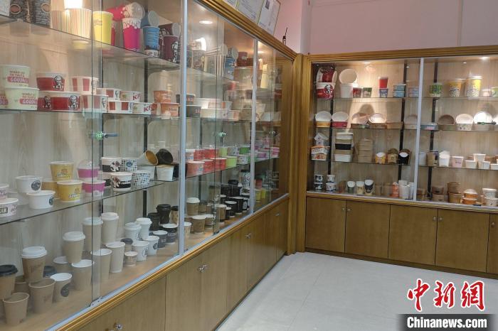 5月25日，晋江市华丽环保科技有限公司的展厅内摆放着各种产品。　吴冠标 摄