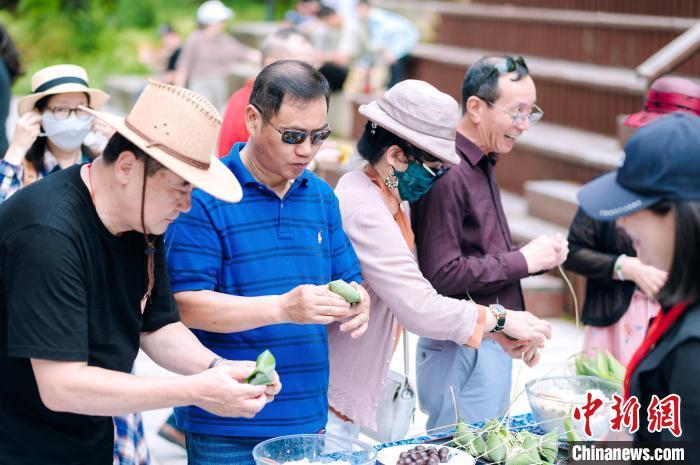 图为游客正在进行包粽子比赛。 陈杭 摄