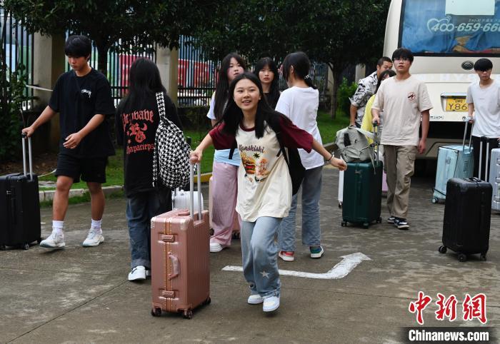 图为6月18日，参加中考的考生抵达政和县开来实验学校考点。黄杰敏 摄