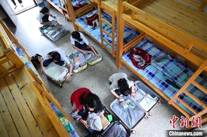 图为6月18日，在政和县开来实验学校考点，参加中考考生入住宿舍。黄杰敏 摄