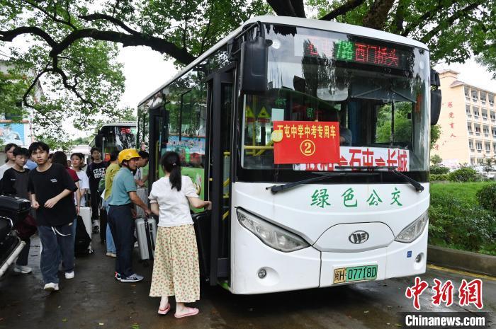 图为6月18日，在政和县石屯镇石屯中学，参加中考考生乘坐专车前往县城。黄杰敏 摄