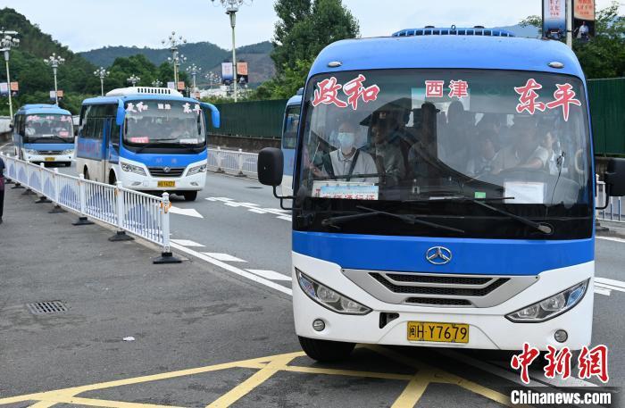 图为6月18日，护送中考考生的专车在政和县石屯镇前往县城的路上。黄杰敏 摄