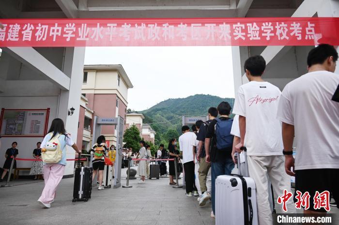 图为6月18日，参加中考的考生抵达政和县开来实验学校考点。黄杰敏 摄