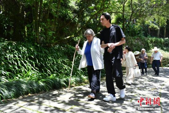 6月21日，穆言灵(左)与福州鼓岭大梦书屋店长陈斌走在鼓岭的小路上。当日，美国穆蔼仁家族后人、鼓岭旅游文化研究会高级顾问兼首席研究员穆言灵与柯志仁家族后人毕乐华再次参访福州鼓岭。20世纪初，鼓岭成为旅居福州的外国人的避暑胜地。“鼓岭之友”由曾在福州鼓岭生活过的包括加德纳家族、蒲天寿家族等在内的美国家族后代组成，他们的家族多与中国有着绵延百年的缘分。