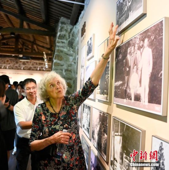 图为柯志仁家族后人毕乐华展示馆寻找先辈印迹。中新社记者 王东明 摄