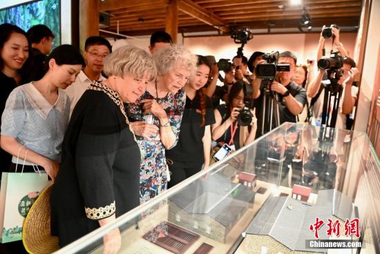 图为美国穆蔼仁家族后人穆言灵(左一)与柯志仁家族后人毕乐华(左二)在鼓岭历史建筑展示馆参观。中新社记者 王东明 摄