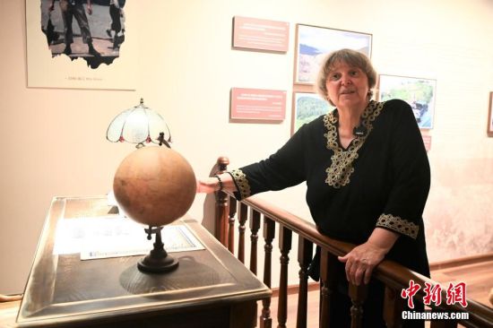 图为美国穆蔼仁家族后人穆言灵介绍其从美国带来的家族展品。中新社记者 王东明 摄