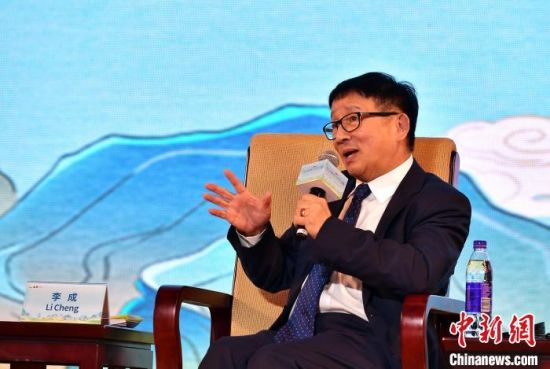 图为香港大学当代中国与世界研究中心主任李成在活动上分享中美情缘。中新社记者 张斌 摄