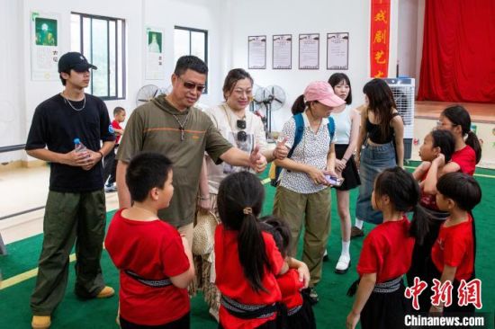 图为采风团与南安高甲戏兴趣班的孩子们交流。林晨歌 摄