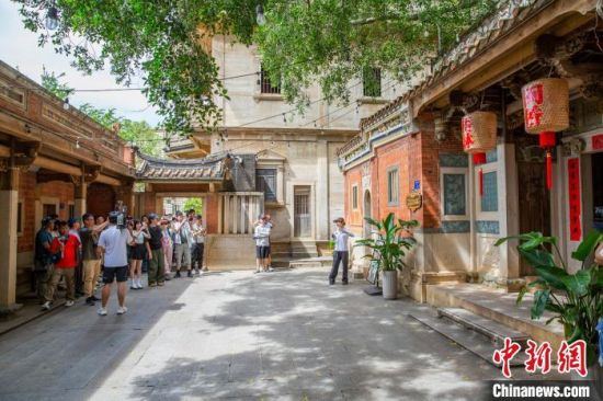 图为采风团参观福建省晋江市梧林传统村落。林晨歌 摄