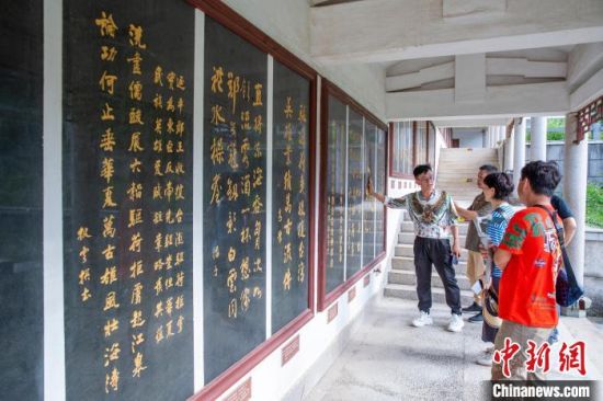 图为采风团福建南安参观郑成功碑林。林晨歌 摄