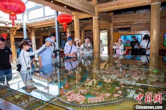 图为采风团参观福建省晋江市梧林传统村落。林晨歌　摄