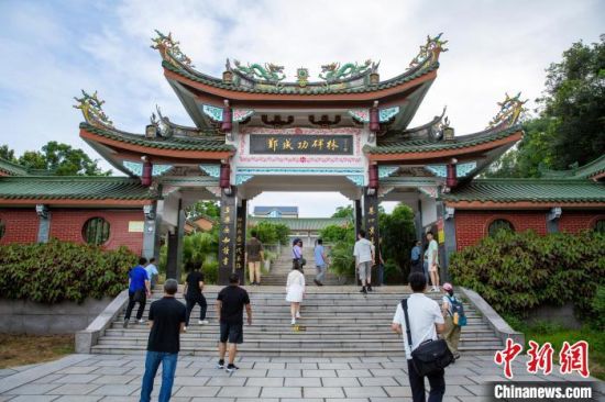 图为采风团参观福建南安市石井镇郑成功纪念馆及碑林。林晨歌 摄