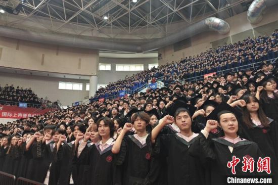 6月30日，华侨大学2024届毕业典礼暨学位授予仪式分别在泉州校区和厦门校区举行。图为泉州校区毕业典礼。　吴冠标 摄