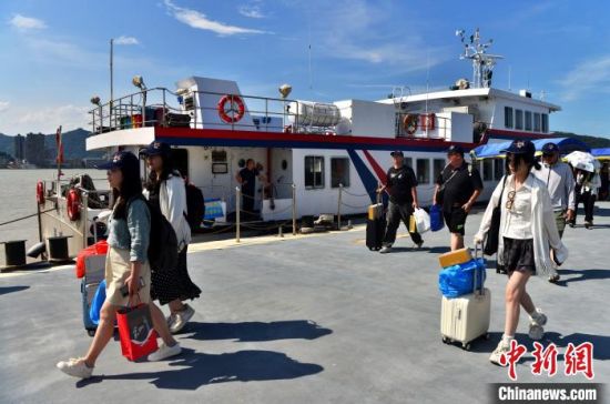 7月1日,由福州市旅游协会组成的福州赴马祖旅游考察踩线团结束了为期3天2晚的行程,乘坐“两马”客运航线客轮抵达福州马尾琅岐码头。 中新社记者 张斌 摄 7月1日,由福州市旅游协会组成的福州赴马祖旅游考察踩线团结束了为期3天2晚的行程,乘坐“两马”客运航线客轮抵达福州马尾琅岐码头。 中新社记者 张斌 摄