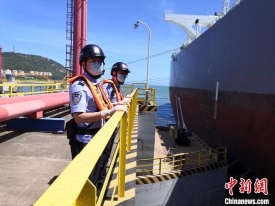30万吨级马绍尔群岛籍“基斯诺斯”轮安全靠泊福建漳州古雷口岸海腾码头。谢水龙 摄