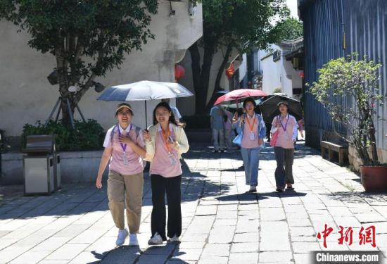 7月4日，参加全国台联第二十一届台胞青年夏令营的部分营员，参访福州三坊七巷。中新社记者 吕明 摄