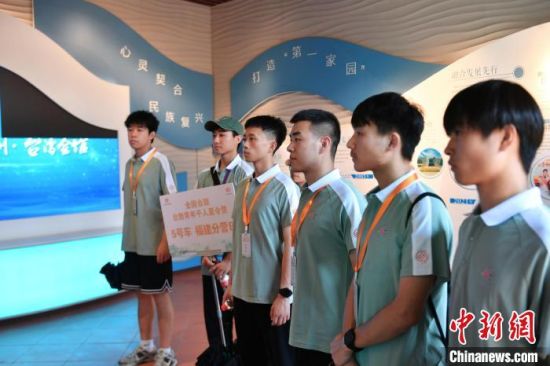 7月4日，参加全国台联第二十一届台胞青年夏令营的部分营员，参访位于福州三坊七巷的台湾会馆。中新社记者 吕明 摄