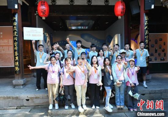 图为营员们合影。中新社记者 吕明 摄