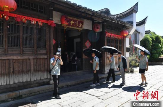 7月4日，参加全国台联第二十一届台胞青年夏令营的部分营员，参访福州三坊七巷。中新社记者 吕明 摄