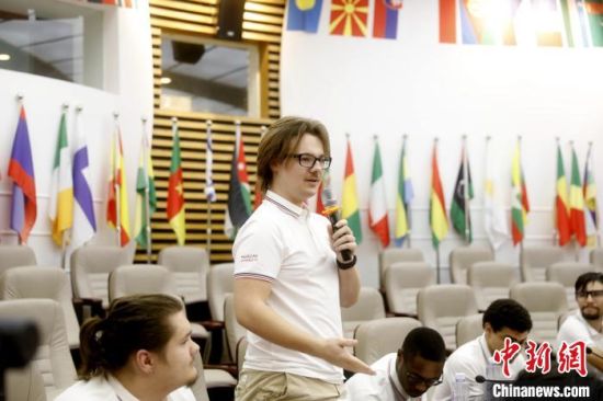 7月8日，美国中田纳西州立大学大一学生雅克布·扬在2024华侨大学共谱华美和音交流营上发言。(华侨大学国际交流合作处供图)