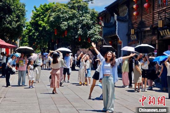 7月8日，福建福州，游客冒高温游逛三坊七巷古街区。中新社记者 王东明 摄