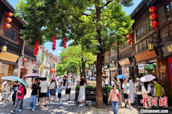 7月8日，福建福州三坊七巷古街区游人如织。中新社记者 王东明 摄
