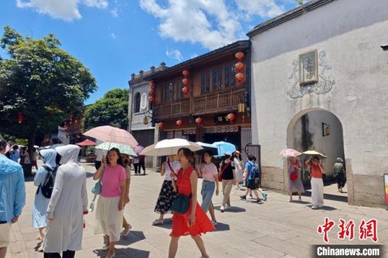 7月8日，福建福州，游客冒高温游逛三坊七巷古街区。中新社记者 王东明 摄