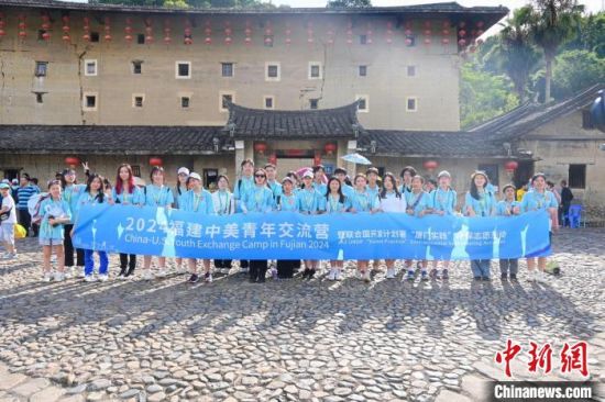中美青年共同前往南靖云水谣、和贵楼等地游学，感受非遗之美。漳州市外办供图
