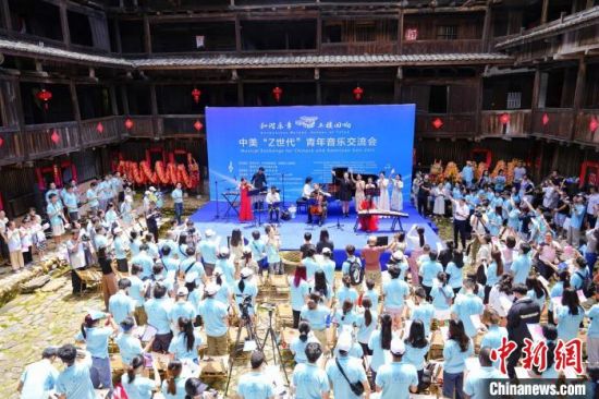 中美青年共唱《友谊地久天长》。华侨大学供图