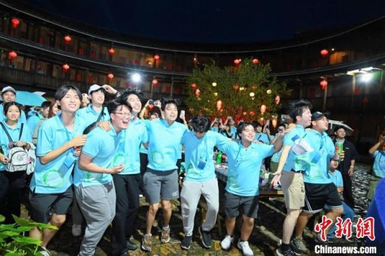 7月9日晚，中美青年联欢会在福建省漳州市南靖土楼荣昌楼中举行。漳州市外办供图