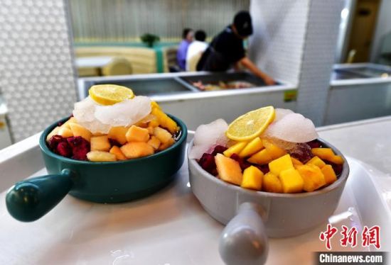 7月10日，在福建省福州市长乐区一家冰饭店，店员刚制作好的冰饭。中新社记者 张斌 摄