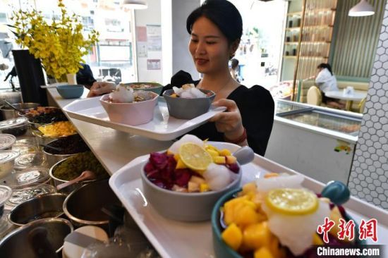 7月10日，在福建省福州市长乐区一家冰饭店，店员准备为顾客送冰饭。中新社记者 张斌 摄