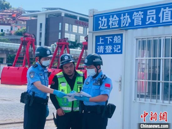 在高温的“烤”验下，莆田出入境边防检查站移民管理警察们对口岸限定区域、港区泊位、作业平台等重点场所进行拉网式排查隐患。余静怡 摄