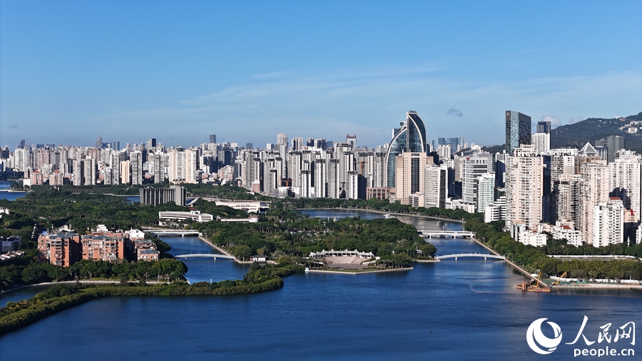 蓝天碧水间的厦门筼筜湖片区。人民网记者 陈博摄