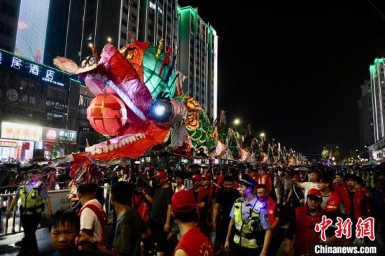 8月4日晚，在福建省龙岩市连城县举办的“非遗奇妙夜”活动上，连城姑田大龙出游。　中新社记者 王东明 摄