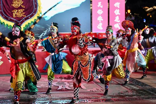 8月4日晚，在福建省龙岩市连城县四角井历史文化街区，潮汕英歌舞亮相“非遗奇妙夜”。　中新社记者 王东明 摄