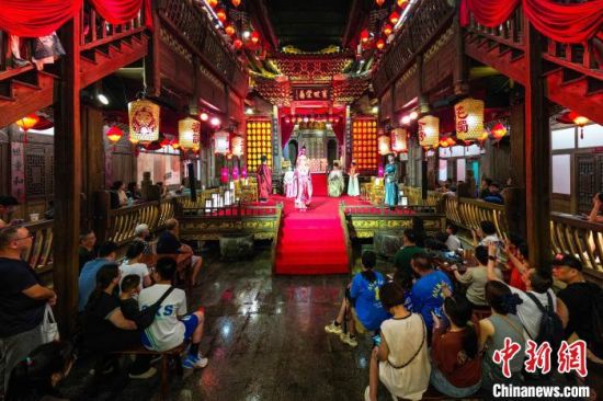 图为在客家八喜楼内，一场极具客家特色的花烛之喜演出剧目精彩上演。朱芳彬摄