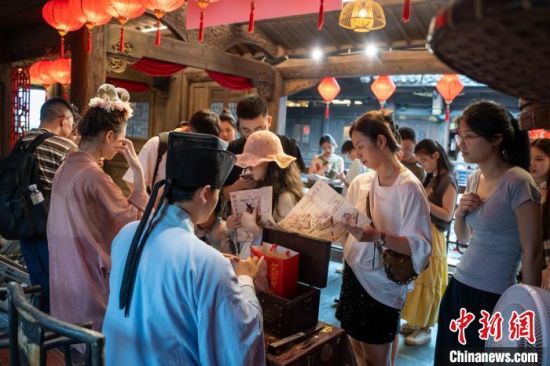 图为游客沉浸式体验客家民宿文化。朱芳彬摄
