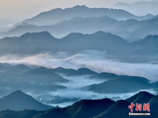 10月18日，空中航拍福建戴云山脉美轮美奂的云海景观。戴云山脉为福建省第二大山脉，山脉横贯福建中部地区。戴云山脉主脊坐落在福建省德化县赤水镇境内，主峰海拔1856米，素称