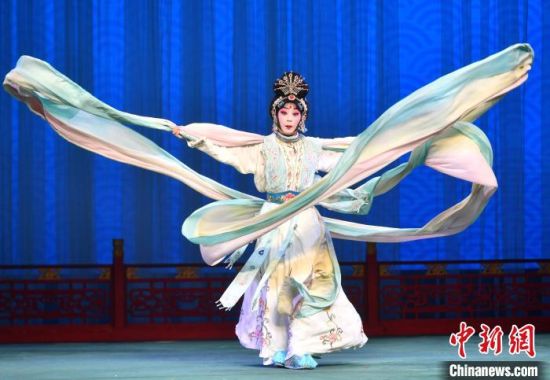 图为演员腾皖鲁在表演折子戏《天女散花》。中新社记者 吕明 摄