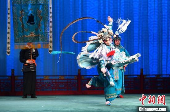 图为台湾青年演员杨瑞宇在表演折子戏《扈家庄》。中新社记者 吕明 摄