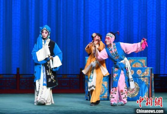 图为演员在表演折子戏《锁麟囊·朱楼·三让椅》。中新社记者 吕明 摄