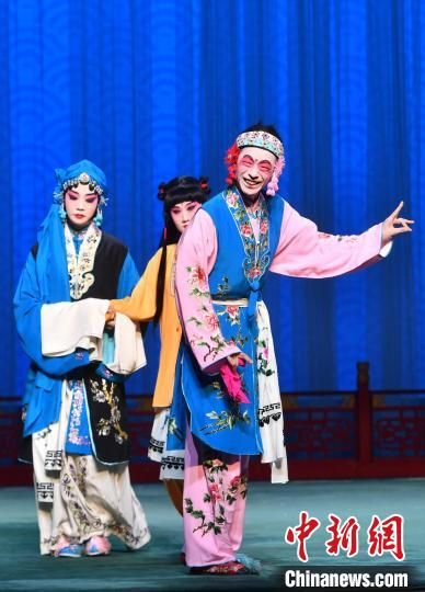 图为演员在表演折子戏《锁麟囊·朱楼·三让椅》。中新社记者 吕明 摄