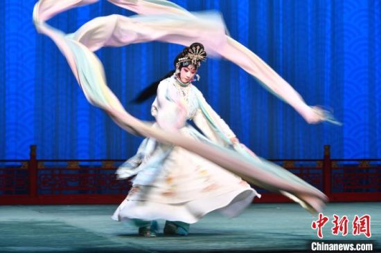 图为演员腾皖鲁在表演折子戏《天女散花》。中新社记者 吕明 摄