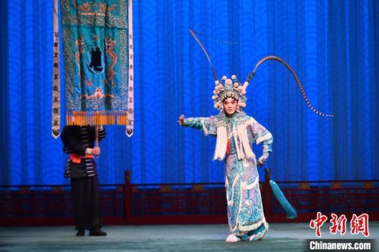 图为台湾青年演员杨瑞宇在表演折子戏《扈家庄》。中新社记者 吕明 摄