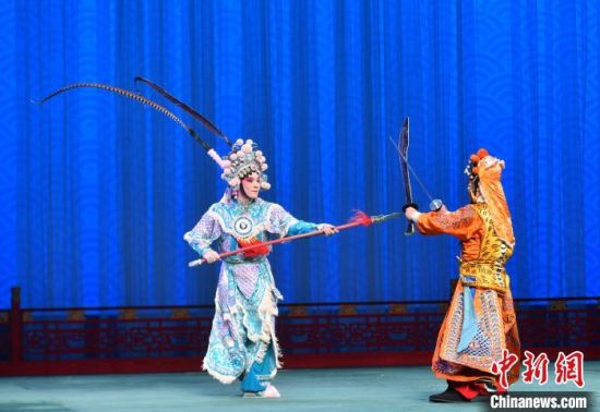 图为台湾青年演员杨瑞宇(左)在表演折子戏《扈家庄》。中新社记者 吕明 摄