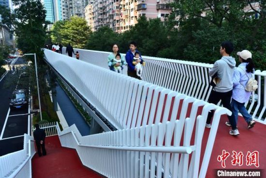 1月1日，福建福州，民众行走在高空景观步道五四路段。中新社记者 张斌 摄